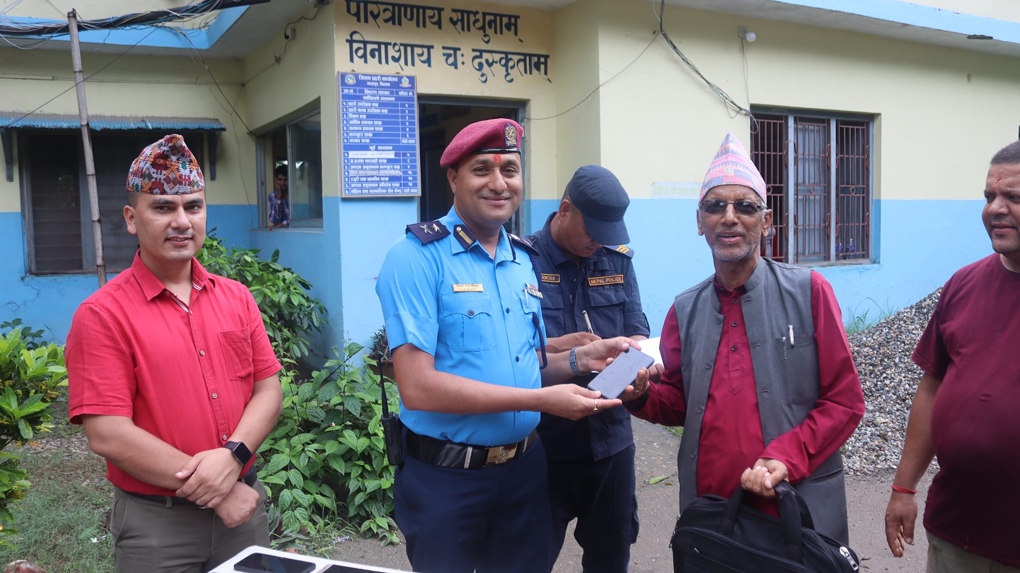 प्रहरीले खोजेर दियो सम्बन्धित धनीलाई हराएका ३४६ मोबाइल