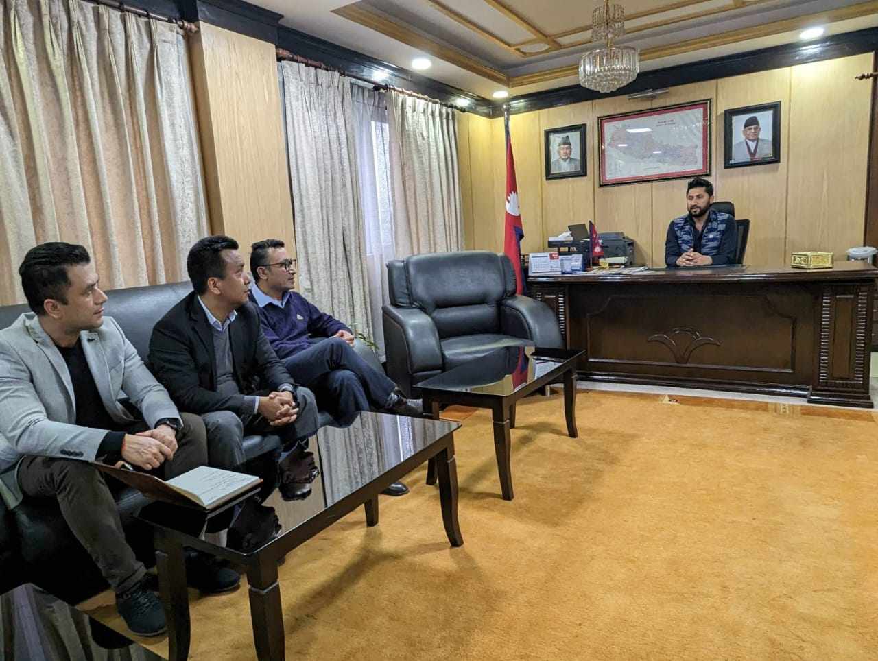 हिरासत छल्न अस्पतालमा बस्ने प्रवृत्ति रोक्न गृहमन्त्री लामिछानेले थाले छलफल