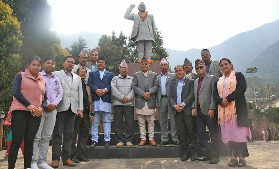 राष्ट्रपति पौडेलले गरे पुष्पलालको सालिकमा माल्यार्पण