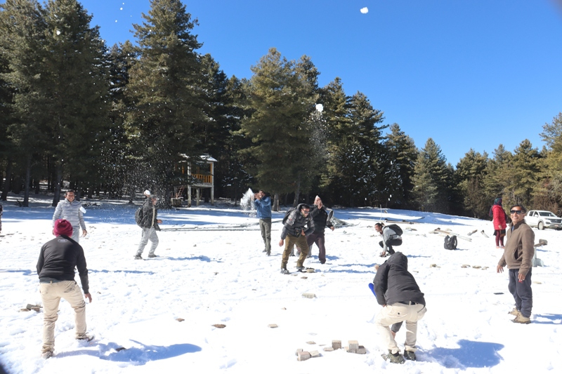 हिमपातपछि राराताल किनार सेताम्ये, रमाउँदै आन्तरिक पर्यटक