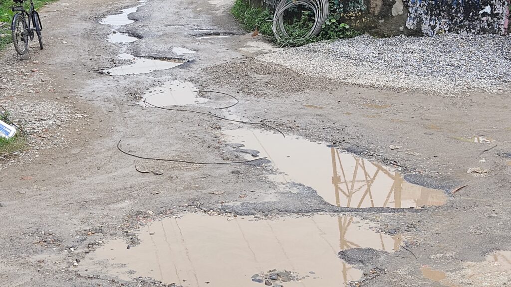 राष्ट्रिय राजमार्गमा खाल्डाखुल्डी कहिले पुरिसकिन्छ,के गर्दैछ सडक विभाग ?