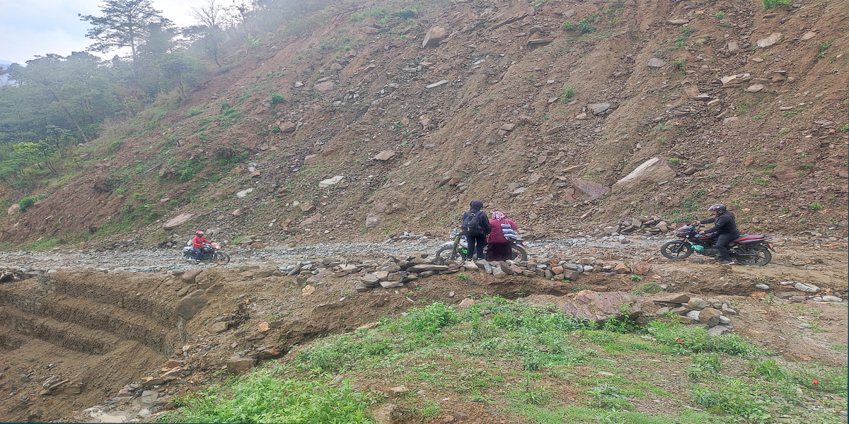 पानी परेपछि ग्रामीण सडकको दुरावस्था
