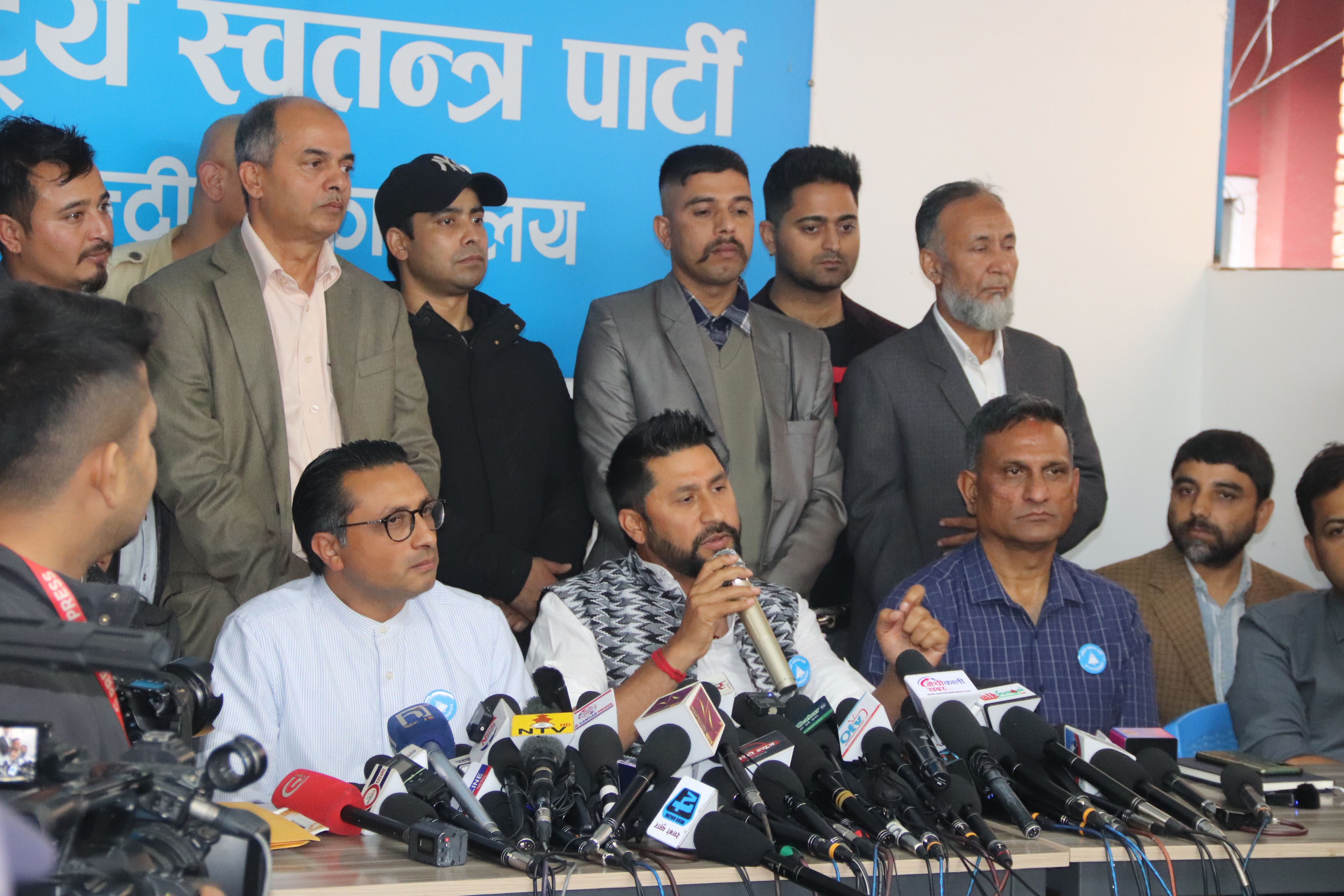 ‘निर्वाचित भएर हामी तीन भाइसँगै सांसदका रूपमा उभिनेछौं’