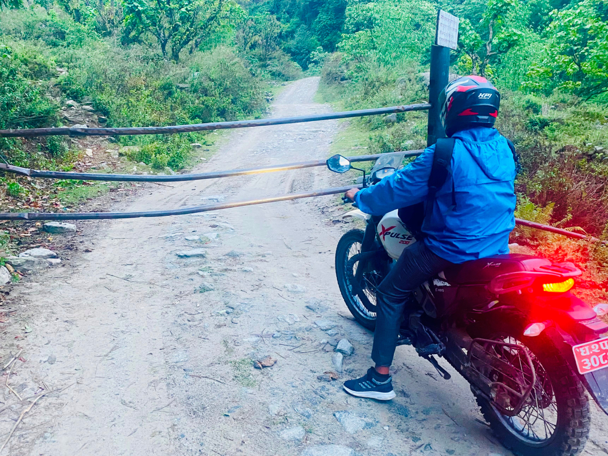 सडकमै तगारो! 