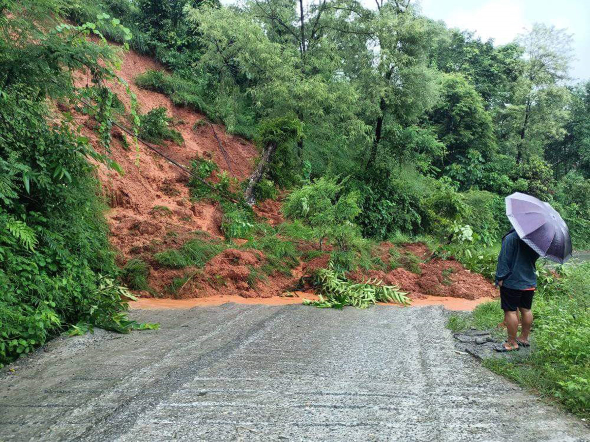 वर्षाका कारण कर्णाली राजमार्ग चार दिनदेखि अवरुद्ध