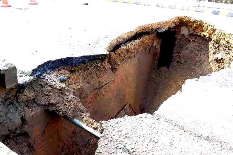 दरबारमार्गको भ्वाङ परेको सडकमा खसेर इन्स्पेक्टर घाइते