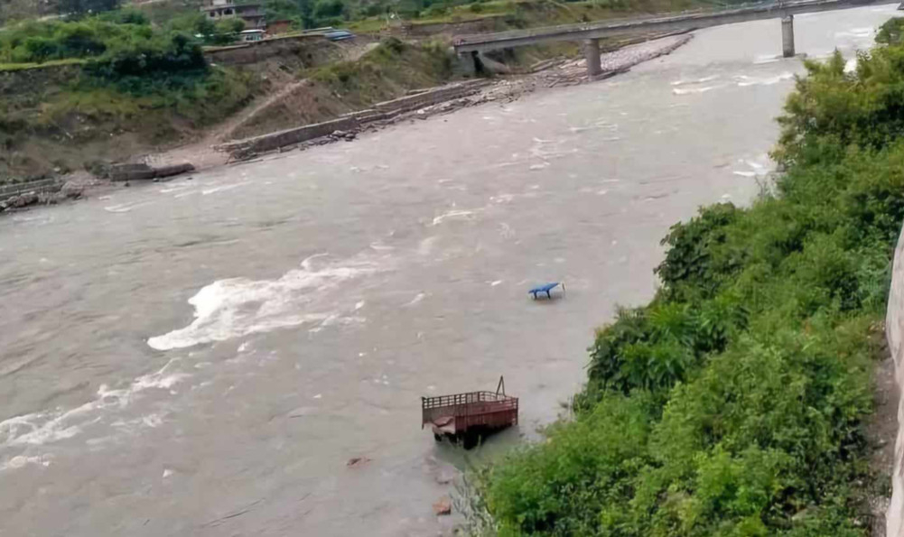 सेती नदीमा ट्याक्टर खस्दा दुई जना बेपत्ता