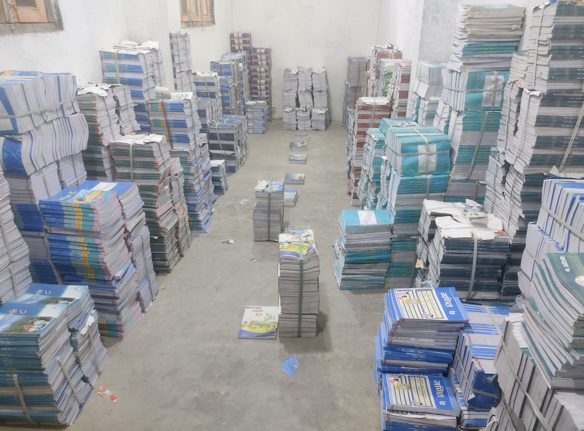 भर्नासँगै मुगाली विद्यार्थीकाे हातहातमा पुस्तक, विद्यार्थीसँगै शिक्षक र अभिभावक पनि खुशी