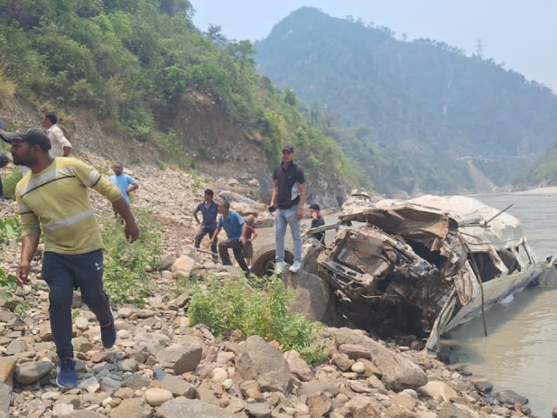 भारतको उत्तराखण्डमा पर्यटक बोकेको टेम्पो नदीमा खस्दा १४ जनाको मृत्यु