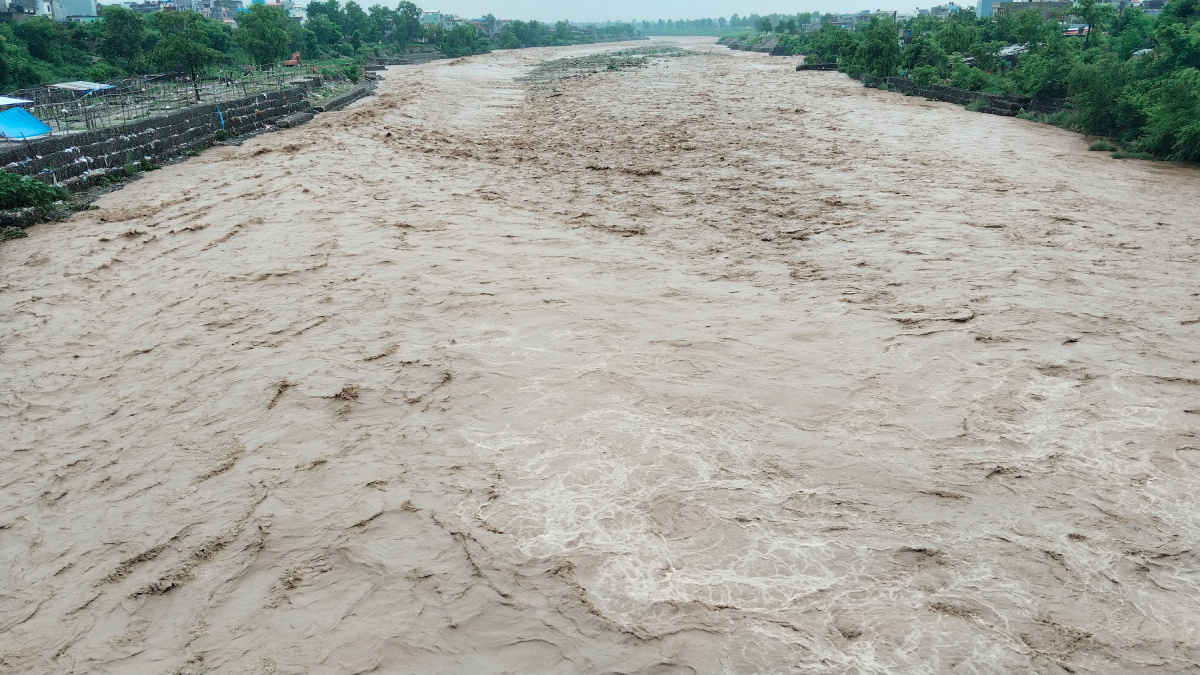 तिनाउ नदीमा बढ्यो पानीको सतह, नदी छेउछाउका बस्तीहरू जोखिममा