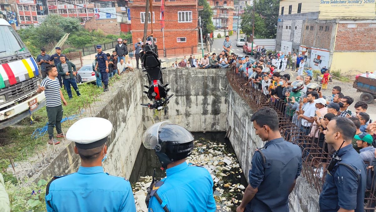  तीनकुने पुलबाट मोटरसाइकल खस्दा एक जनाको मृत्यु
