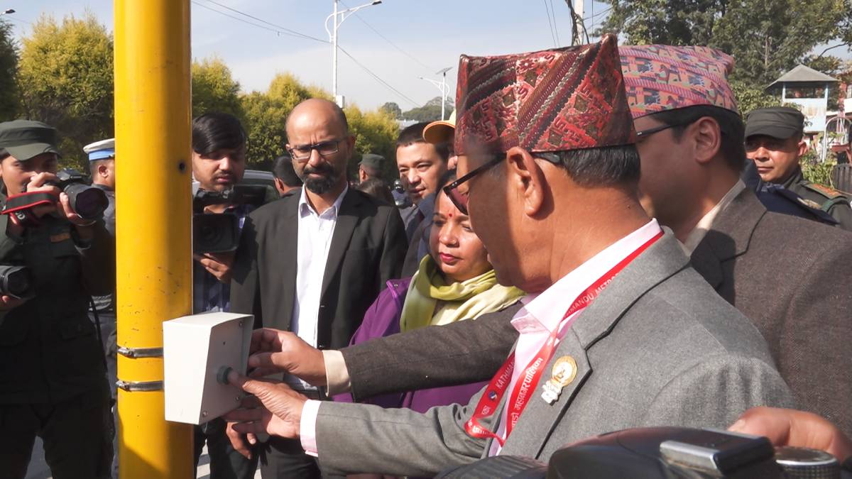 काठमाडौंमा ‘पेलिकन क्रसिङ’ जडान, पैदलयात्री आफैँले सवारी रोकेर बाटो काट्न सक्ने