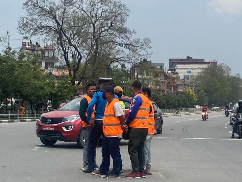 ट्राफिक नियम उल्लंघन गर्नेलाई सडकमा खटाउने गृहमन्त्रीको निर्णयमा सर्वोच्चको रोक 