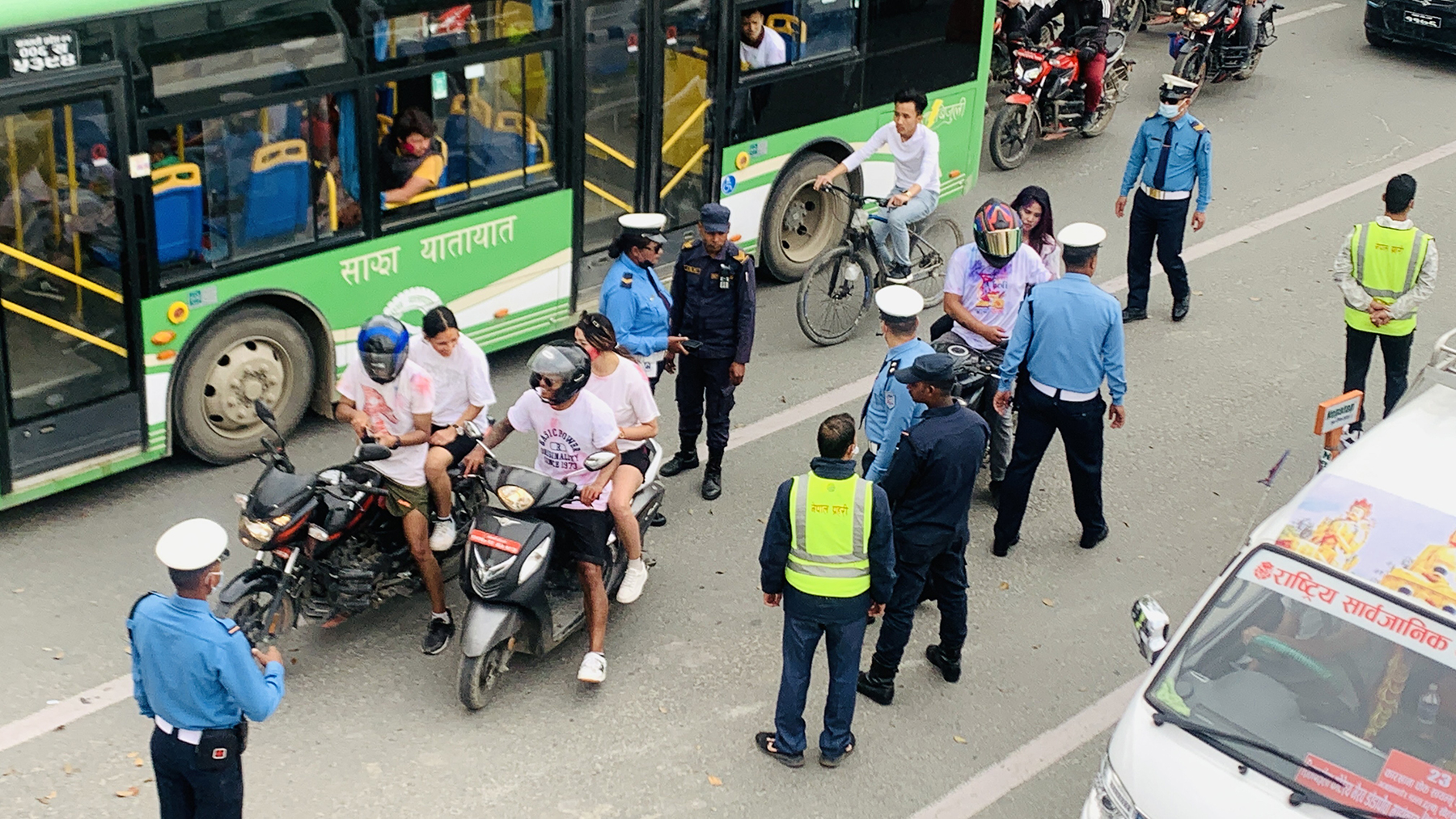 होलीमा जथाभावी रङ्ग दल्ने २७७ जना काठमाडौंबाट पक्राउ