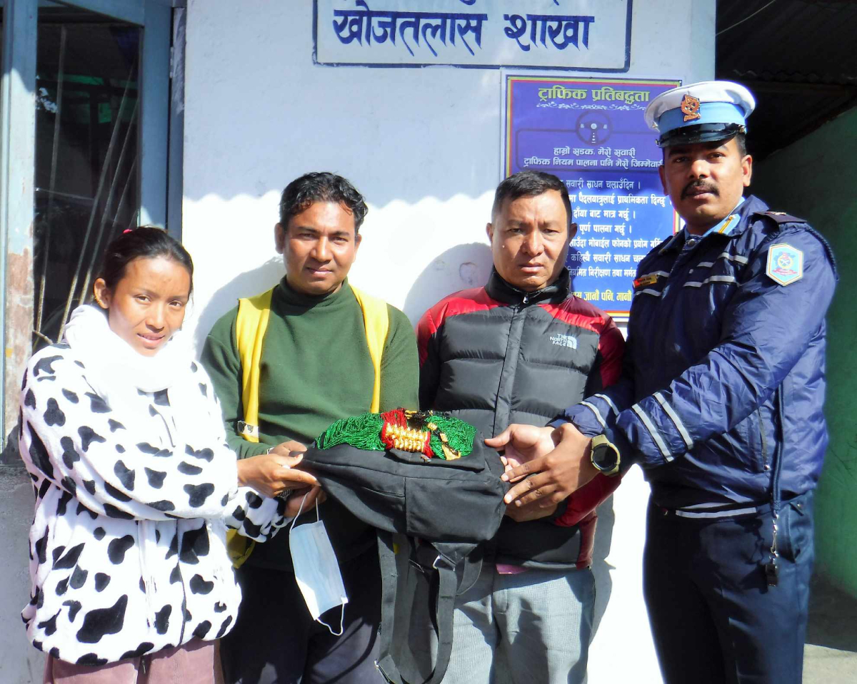 ट्याक्सीमा छुटेको ७ तोला सुन र ४ तोला चाँदीका गहना धनीलाई हस्तान्तरण