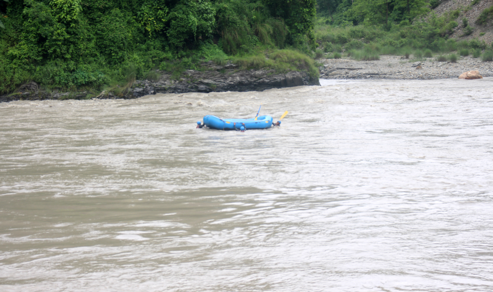 सिमलतालबाट मालवाहक ट्रक त्रिशूलीमा खस्यो