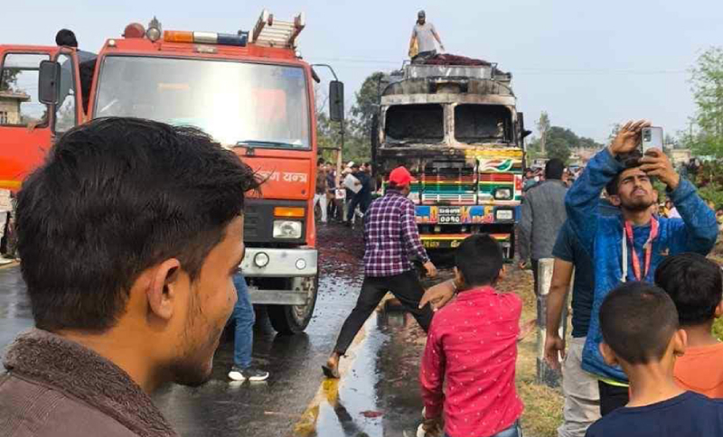 कैलालीमा फेरि लाइटर बोकेको ट्रकमा आगलागी