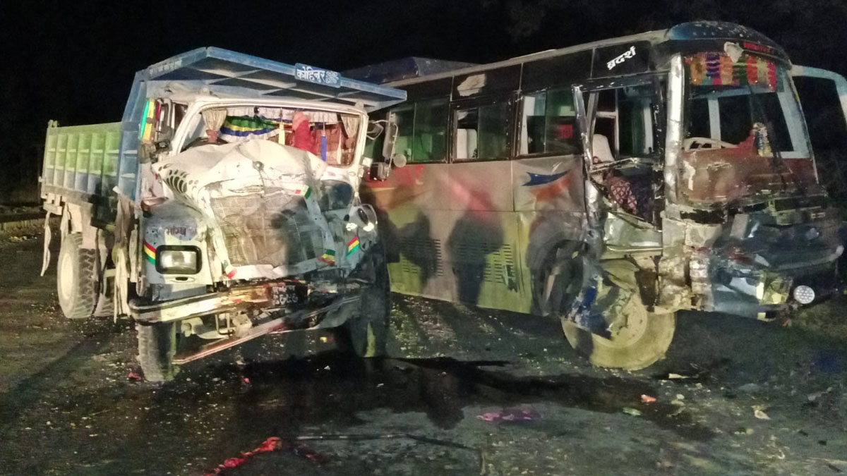 काठमाडौंबाट बाजुरा जाँदै गरेको बस सुनवलमा टिपरसँग ठोक्कियो, १७ जना घाइते 