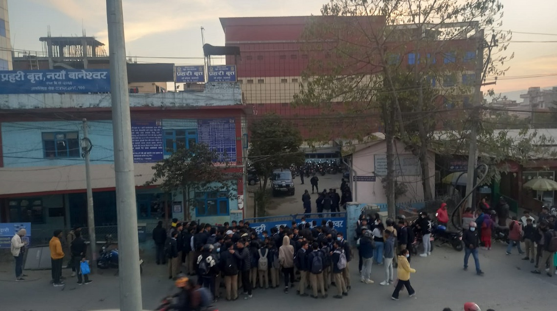 डीआईले यौन दुर्व्यवहार गरेको भन्दै ह्वाइट हाउस कलेजका छात्राहरू आन्दोलित, घेरे प्रहरी वृत्त, आरोपित पक्राउ